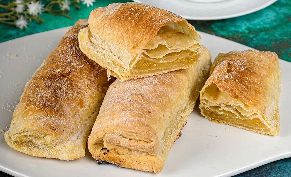 Travesseiros de Sintra flaky puff pastry pillows