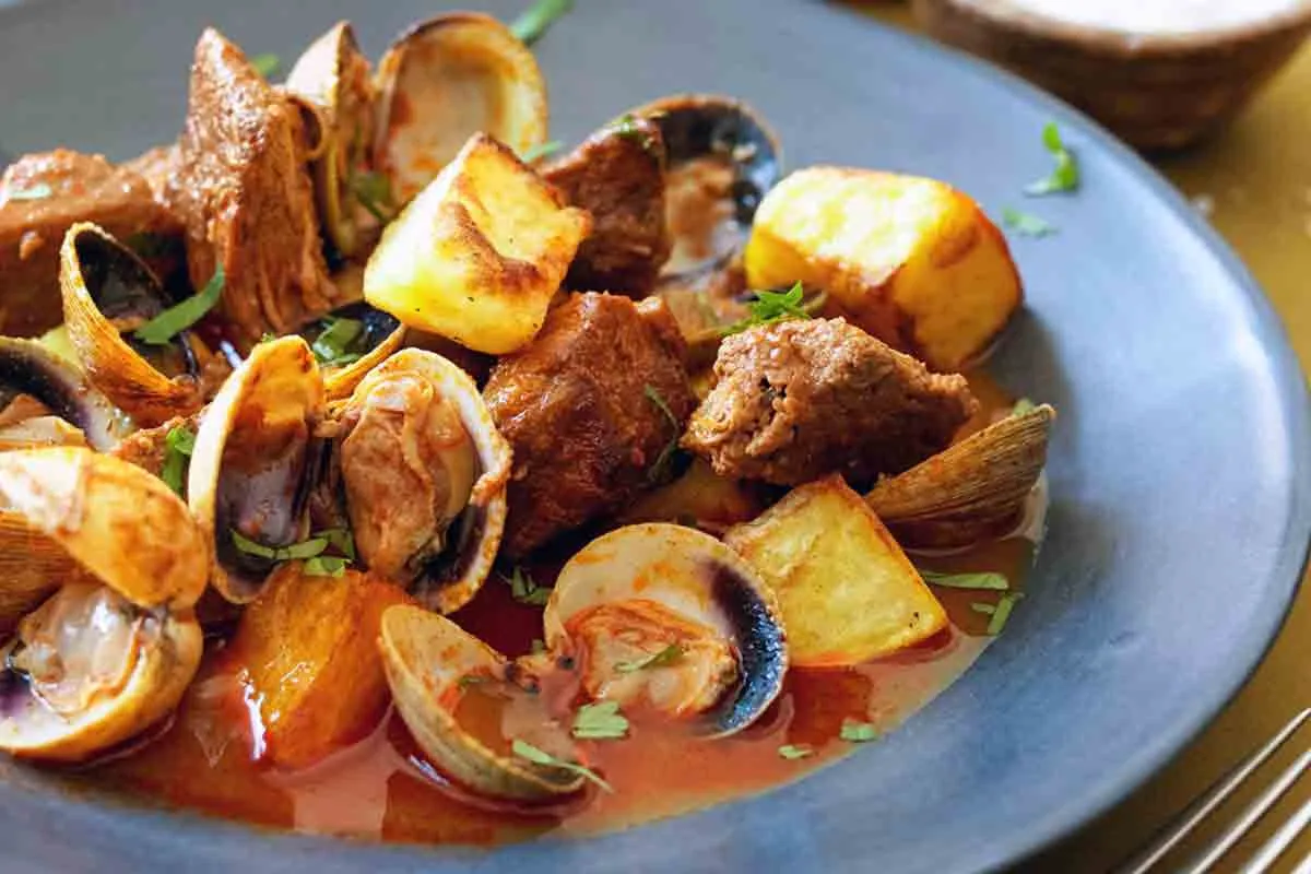 Carne de porco à alentejana dish with pork and clams