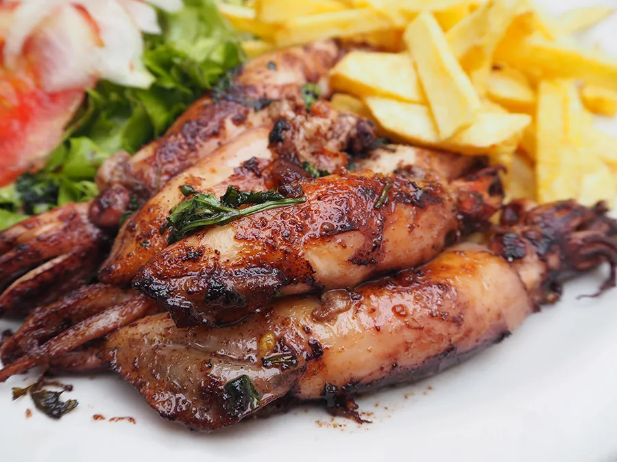 Lulas grelhadas whole grilled squid with lemon