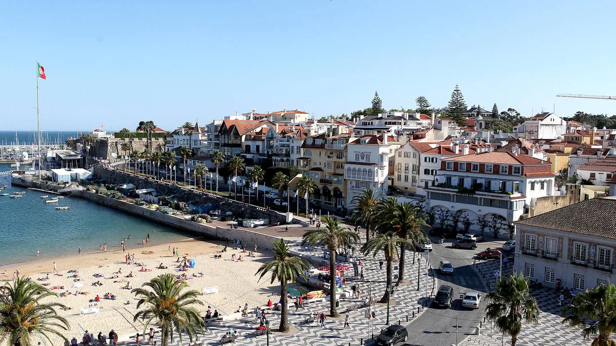 Sunny beach in Cascais near the train station